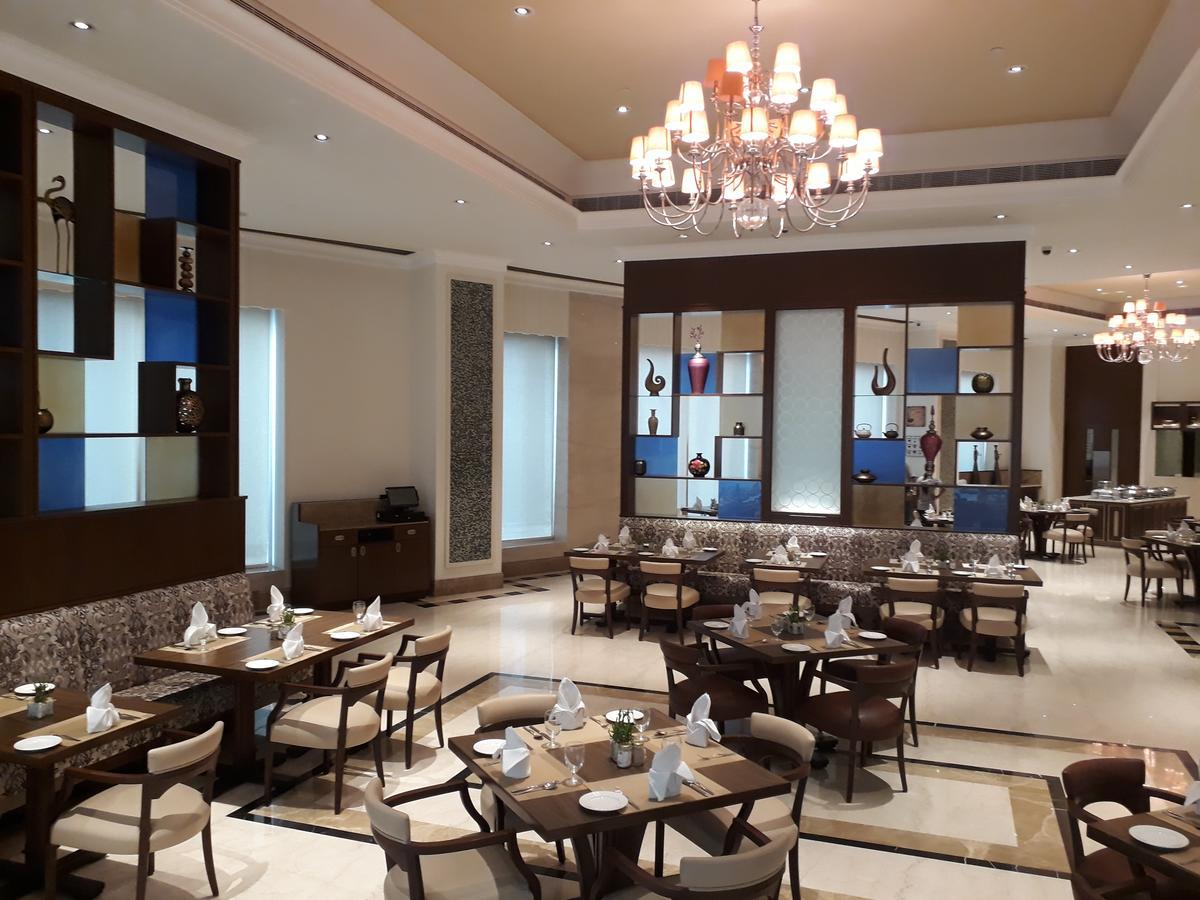 Ramada Plaza Chennai Hotel Exterior photo The restaurant at the hotel