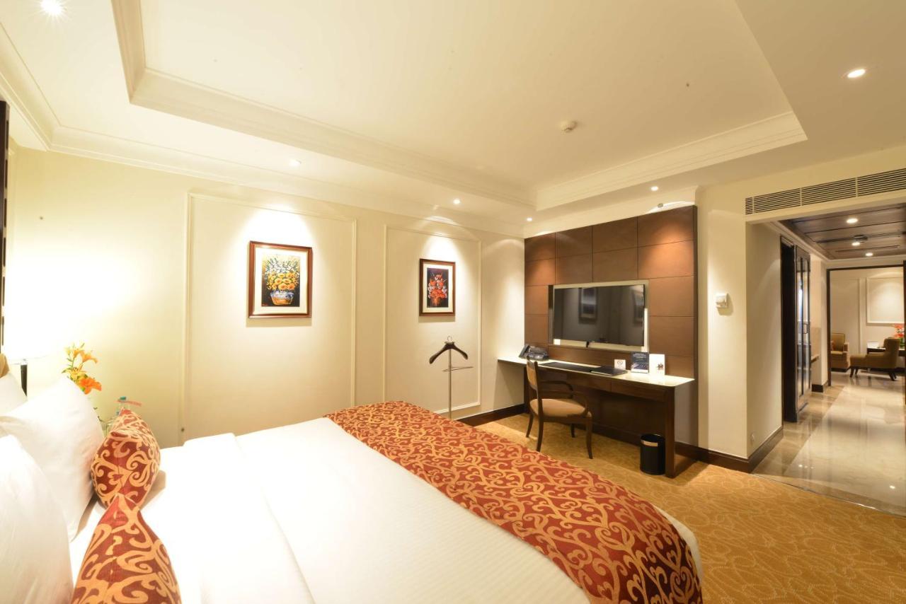 Ramada Plaza Chennai Hotel Exterior photo A room at the hotel